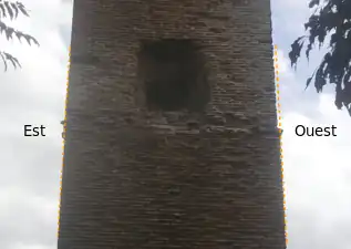 Vue de deux massifs de maçonnerie superposés. Des lignes matérialisent leur alignement imparfait.