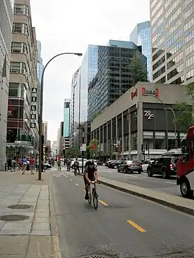 Au croisement avec la rue University