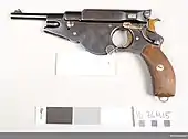 Photographie en couleurs d'un pistolet.