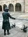 A moza das galiñas devant les arcades du marché