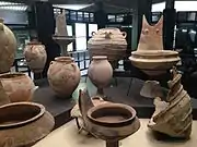 Pithoi (vases pour conserver les provisions, utilisés comme vases funéraires). Âge du bronze moyen sicilien, fin XVe /début XIIIe&nbsp;siècle&nbsp;av. J.-C. Thapsos