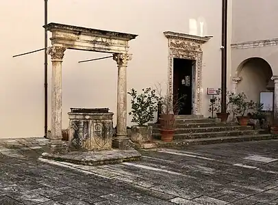 La citerne-fontaine.