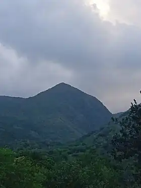 Vue du piton Baille-Argent par le hameau de Baille-Argent