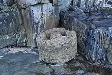 Photo d'un nussknacker sur des rochers