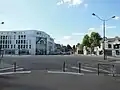 La place Zola, en direction du boulevard de la Fraternité et la façade évoquant celle de l'ancien «&nbsp;Chalet Suisse&nbsp;»