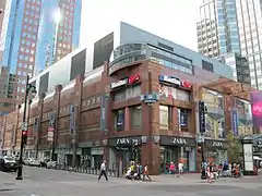Vue de l'intersection des rues Mansfield et Sainte-Catherine