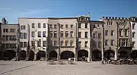 Chaque travée possède deux baies datant du XVIIe&nbsp;siècle. Les toitures sont en « pointe de diamant ». On distingue la forme d'une tour, visible à l’arrière de la troisième façade, empreinte de l’ancien mur romain et du haut Moyen Âge.