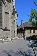 Le sud-est de la place avec, à droite de la photo, le « Petit Théâtre ».