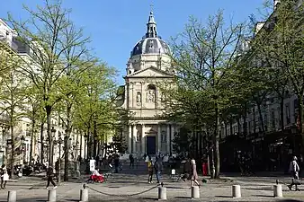 La place en direction de la chapelle de la Sorbonne (vers l'est).