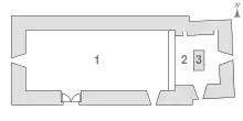 Plan d'une chapelle de forme rectangulaire. Le chœur est désaxé par rapport à la nef. L'édifice comprend une port et deux fenêtres au sud, une fenêtre à l'ouest et une à l'est.