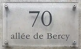 Voir la plaque.