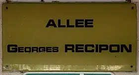 Voir la plaque.