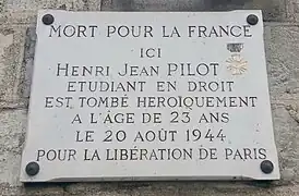 Plaque au no&nbsp;33, devant le palais Bourbon, en hommage à Henri Jean Pilot, mort pour la Libération de Paris (1944).