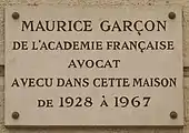 Plaque au no&nbsp;10 en hommage à Maurice Garçon.