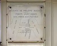 Plaque à l'emplacement de la porte aux Peintres de l'enceinte de Philippe Auguste, aujourd'hui détruite. Parfois appelée porte Saint-Denis, elle ne doit pas être confondue avec la porte Saint-Denis de l'enceinte de Charles V, reconstruite sous Louis XIV. no&nbsp;135 rue Saint-Denis, Paris.