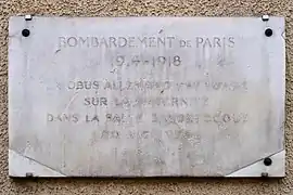 Plaque aux no 119-125 rappelant un bombardement de la Première Guerre mondiale.