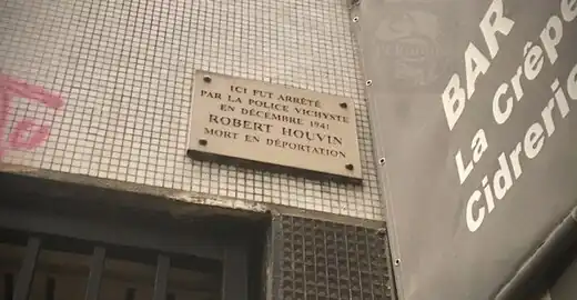 Plaque commémorative « Robert Houvin », au no&nbsp;29.