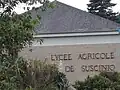 La plaque du lycée.