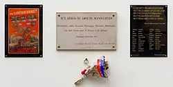 Plaques rendant hommage aux 23 résistants exécutés par les nazis.Au centre, celle installée en 1999.
