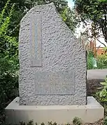 Mémorial avec des plaques commémoratives en souvenir des travailleurs chinois morts pour la France entre 1916 et 1918. Texte inscrit en français : «&nbsp;À la mémoire des travailleurs et combattants chinois morts pour la France pendant la Grande Guerre 1914-1918&nbsp;».
