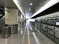 À la station Aéroport.