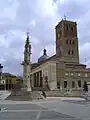 En second plan l'église Saint-Michel.
