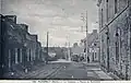 Ploërdut ː la route de Guémené vers 1920 (carte postale).