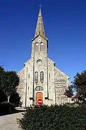 Exemple de polylithisme, l'église de Plouézec : murs en grès blanchâtre et rouge lie-de-vin graveleux.