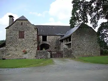 Ferme aux murs de galets.