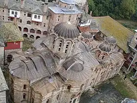 Photographie de la toiture d'un monastère orthodoxe.
