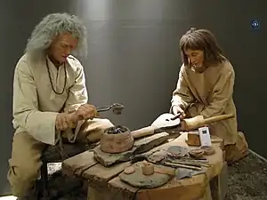 Reconstitution de la fabrication des gombiks dans un musée de Pohansko (zámek) (cs)