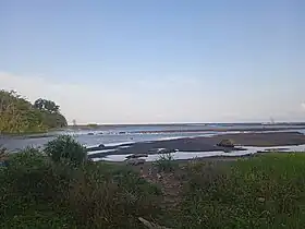 La pointe de la Capesterre à l'embouchure où se rejoignent la rivière du Pérou et la Grande Rivière de la Capesterre.