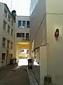 L'ouverture sur la place vue depuis la rue du Plat-d'étain.