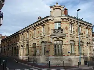 Photographie en couleur d'un bâtiment.