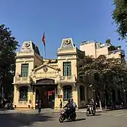 un poste de police local dans un bâtiment colonial français