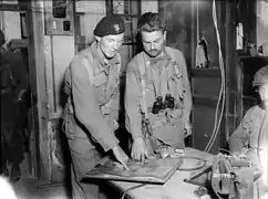 Officiers polonais (lieutenant Klaptocz) et canadien (major Leonard Dull), tous deux membres de la 1re&nbsp;Armée canadienne, lors la fermeture de la poche de Falaise - Chambois.
