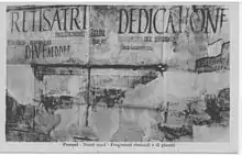 Capitales peintes sur un mur de Pompéi, en haut. Plus petites et au-dessous, des rustica.