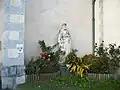 À droite de l'entrée de l'église, saint Joseph et sa biographie avec un QR code.