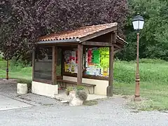 Abribus et panneau d'affichage.