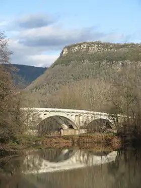 Le pont de Cordon et le mont de Cordon au 2e plan.