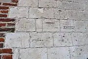 Graffitis sur le mur sud de l'église.