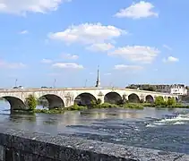Le pont vu depuis le centre-ville de Blois (rive droite).