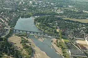 Vue aérienne de Moulins et de la rivière Allier, avec le pont Régemortes au premier plan, en 2006.