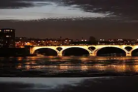 Le pont des Catalans de nuit.
