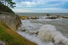 Pont du Diable immergé par les flots d'une grande marée associée à une tempête.
