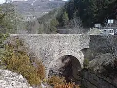 Pont haut, XVIIe siècle, en amont du village sur le Verdon, classé monument historique en 1948.