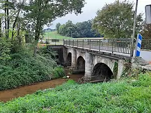 Pont sur la Lupte à l'entrée du village de Vazerac