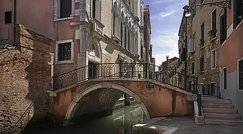 Ponte de Ca'Bernardo; il relie la Calle del Scaleter  à la calle Bernardo.