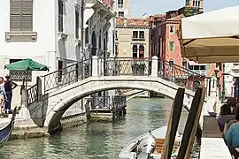 Ponte de San Vio reliant le campo éponyme au Piscina del Forner