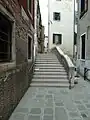 ponte de la Grana reliant Calle et campiello éponyme  et Salizada del Pignater
